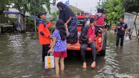 Petugas juga menjangkau lokasi banjir yang terdalam di kawasan Jalan Pepelegi, Waru, Sidoarjo. Lokasi terdampak banjir paling dalam yakni sekitar 50 centimeter.
