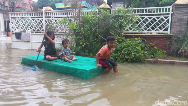 Banjir di Lamongan imbas jebolnya 2 tanggul Kali Plalangan.