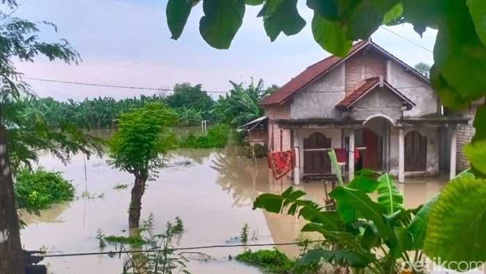 Banjir imbas luapan Bengawan Solo di kawasan Babat dan Laren, Lamongan.