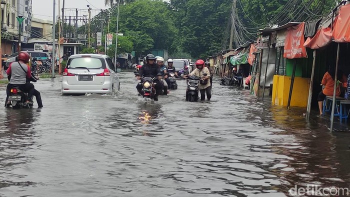 Banjir menggenang Kecamatan Waru Sidoarjo.