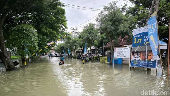 Banjir rendam Perumahan Omah Indah Menganti Gresik.