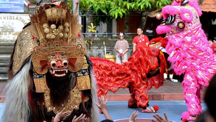 Penari Barong Bali yang berkolaborasi dengan penari Barongsai tampil menghibur siswa di Sekolah Widiatmika, Jimbaran, Badung, Bali, Rabu (7/2/2024). Kolaborasi kesenian Bali dan Tiongkok tersebut dipentaskan untuk mengenalkan keberagaman seni dan budaya kepada siswa sekaligus untuk memeriahkan Tahun Baru Imlek 2575. ANTARA FOTO/Fikri Yusuf/aww.