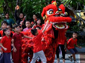 10 Tradisi Unik Perayaan Hari Imlek, Bukan Cuma Bagi-bagi Angpao