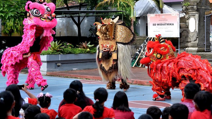 Barongsai dan Barong Bali Nari Bareng Hibur Anak-anak Sekolah Penari Barong Bali yang berkolaborasi dengan penari Barongsai tampil menghibur siswa di Sekolah Widiatmika, Jimbaran, Badung, Bali, Rabu (7/2/2024). Kolaborasi kesenian Bali dan Tiongkok tersebut dipentaskan untuk mengenalkan keberagaman seni dan budaya kepada siswa sekaligus untuk memeriahkan Tahun Baru Imlek 2575. ANTARA FOTO/Fikri Yusuf/aww.