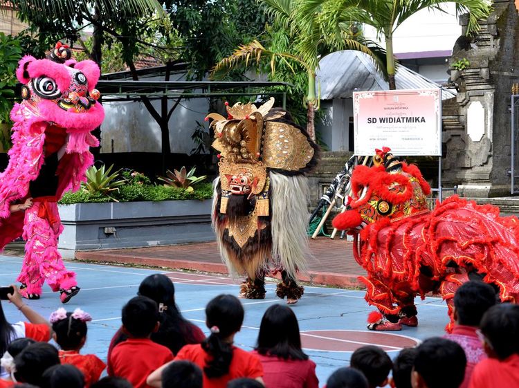 Barongsai dan Barong Bali Nari Bareng Hibur Anak-anak Sekolah