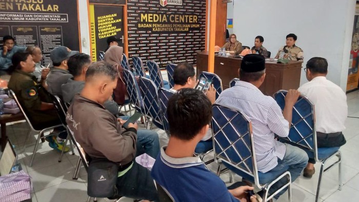 Bawaslu Takalar saat konferensi pers terkait kasus Sekda Takalar Muhammad Hasbi.