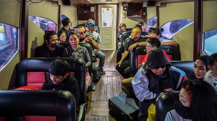 Begini Potret Penyeberangan Kapal Kepulauan Seribu Jelang Long Weekend Sejumlah penumpang berada di dalam kapal penyeberangan Kepulauan Seribu di Dermaga Marina Ancol, Jakarta, Rabu (7/2/2024). Pihak pengelola manyatakan aktivitas penyeberangan masyarakat lokal maupun wisatawan di dermaga tersebut mencapai 200 penumpang di hari biasa dan 1.000 penumpang pada hari libur dengan tarif kapal pergi-pulang Rp260 ribu hingga Rp460 ribu tergantung tujuan pulau di Kabupaten Kepulauan Seribu. ANTARA FOTO/Bayu Pratama S/Spt.