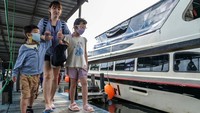 Tiga penumpang berjalan menuju kapal penyeberangan Kepulauan Seribu di Dermaga Marina Ancol, Jakarta, Rabu (7/2/2024).