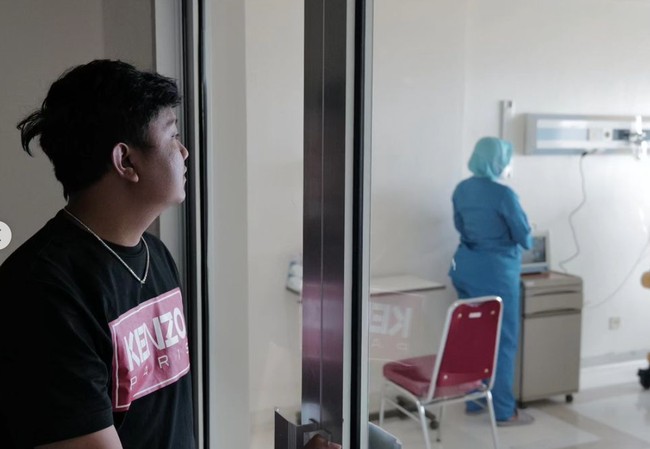 Denny Caknan suami Bella Bonita tampak setia menemani proses persalinan sang istri. Walaupun sedih karena melihat putri kecilnya harus dirawat di Neonatal Intensive Care Unit (NICU), namun Denny yakin anaknya itu akan segera sehat. Foto: Instagram/@denny_caknan