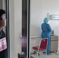 Denny Caknan suami Bella Bonita tampak setia menemani proses persalinan sang istri. Walaupun sedih karena melihat putri kecilnya harus dirawat di Neonatal Intensive Care Unit (NICU), namun Denny yakin anaknya itu akan segera sehat. Foto: Instagram/@denny_caknan