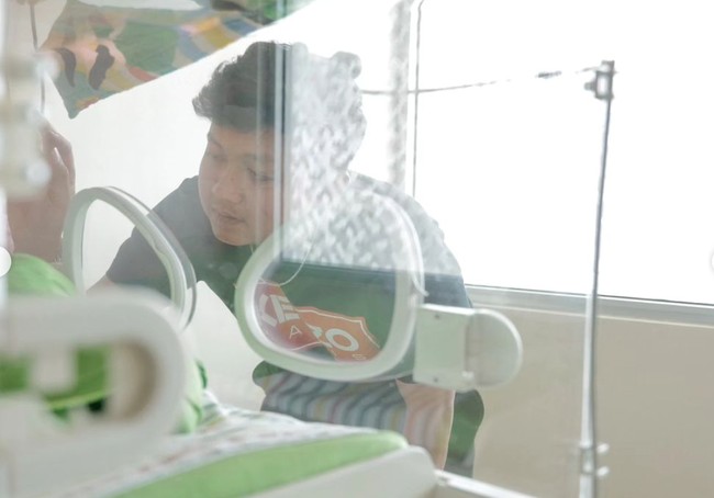 Putri Bella Bonita dan Denny Caknan itu lahir di usia kandungan yang masih menginjak 8 bulan. Dalam keterangan unggahannya di Instagram, Denny sampai mengaku belum menemukan nama panjang saat anaknya itu lahir. kamu pengen ketemu banget sama mama kan? Sampe adek nyuwun ketemu dokternya sekarang, sampek Bapak durung nemu nama panjangmu, tulis Denny. Foto: Instagram/@denny_caknan