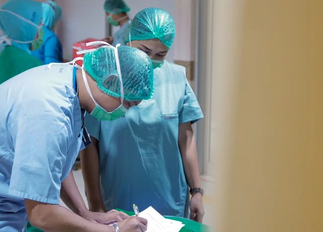 Melihat anaknya yang harus berjuang bertahan hidup dengan mengenakan beberapa selang ditubuhnya, Denny pun tampak sedih dan cemas. Ia sempat meminta doa dari para netizen agar bayinya bisa segera pulang. Foto: Instagram/@denny_caknan