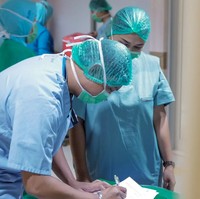 Melihat anaknya yang harus berjuang bertahan hidup dengan mengenakan beberapa selang ditubuhnya, Denny pun tampak sedih dan cemas. Ia sempat meminta doa dari para netizen agar bayinya bisa segera pulang. Foto: Instagram/@denny_caknan