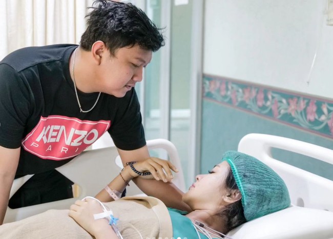 Bayi mungil tersebut kini telah diberi nama Cundamani. Kata Cundamani sendiri diambil dari bahasa Sansekerta yang berarti ‘permata hati’. Foto: Instagram/@denny_caknan