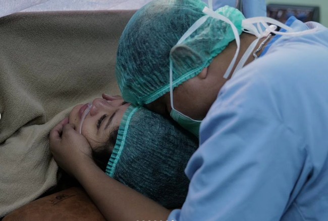 Setelah persalinan Bella Bonita juga mendapat perawatan pasca bersalin. Dan karena baby Cundamani yang masih dirawat intensif, Bella belum bisa menggendong secara langsung putri kecilnya itu. Foto: Instagram/@denny_caknan