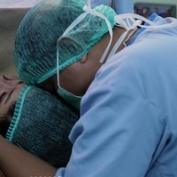 Setelah persalinan Bella Bonita juga mendapat perawatan pasca bersalin. Dan karena baby Cundamani yang masih dirawat intensif, Bella belum bisa menggendong secara langsung putri kecilnya itu. Foto: Instagram/@denny_caknan