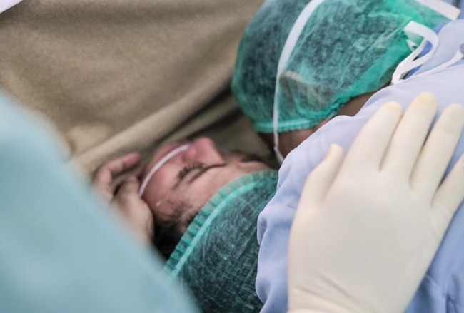 Tepat pada Senin (5/2/24) Bella Bonita melahirkan putri pertamanya bersama Denny Caknan. Persalinannya itu melalui operasi caesar karena Bella yang sudah mengalami pecah ketuban. Foto: Instagram/@denny_caknan