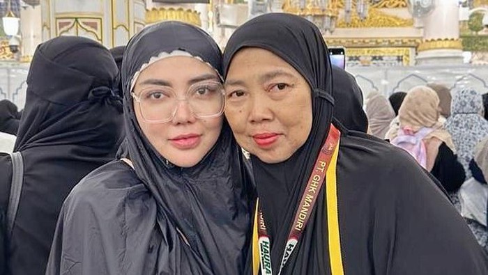 Bella Shofie bersama mendiang almarhumah ibunda.