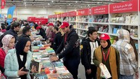 Orang-orang menghadiri Pameran Buku Internasional Kairo edisi ke-55, di Pusat Pameran Internasional Mesir, di Kairo, Mesir, Selasa (6/1/2024).  