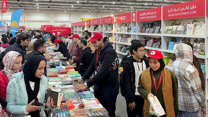 Berburu Koleksi Bacaan di Pameran Buku Terbesar Kairo People attend the 55th edition of Cairo International Book Fair, at Egypt's International Exhibition Center, in Cairo, Egypt, February 6, 2024. REUTERS/Mohamed Abd El Ghany