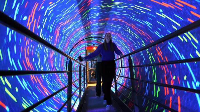 Visitors experiment an illusion called The Beuchet Chair at the World Of Mind WOM museum, dedicated to the five senses, the human perceptions and the illusions in Brussels, Belgium February 6, 2024.  REUTERS/Yves Herman