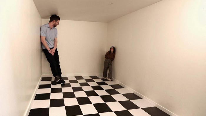 Visitors experiment an illusion called The Beuchet Chair at the World Of Mind WOM museum, dedicated to the five senses, the human perceptions and the illusions in Brussels, Belgium February 6, 2024.  REUTERS/Yves Herman