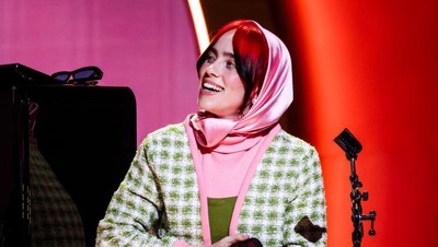 7 Gaya Unik Billie Eilish Tiru Gaya Barbie Jadul di Panggung Grammys