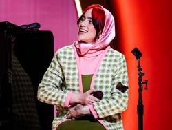 7 Gaya Unik Billie Eilish Tiru Gaya Barbie Jadul di Panggung Grammys