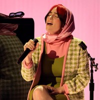 Penyanyi Billie Eilish memilih gaya retro saat tampil di panggung Grammy Awards 2024, membawakan soundtrack film ‘Barbie’ bertajuk ‘What Was I Made For?’. Foto: FilmMagic/Timothy Norris
