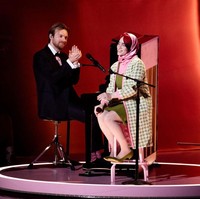 Billie tampil bersama kakaknya, produser musik dan musisi Finneas O’Connel. Foto: FilmMagic/Timothy Norris