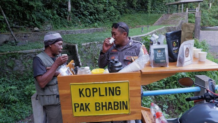 Bhabinkamtibmas Desa Dangiang, Polsek Kayangan, Polres Lombok Utara, Bripka Robertus Sih Nugroho Adi Prasetyo membuat program Kopi Keliling atau Kopling Pak Bhabin.