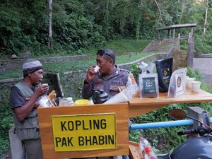 Bripka Robertus Bikin Kopling Pak Bhabin Agar Dekat dengan Warga Lombok