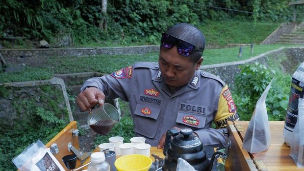 Bhabinkamtibmas Desa Dangiang, Polsek Kayangan, Polres Lombok Utara, Bripka Robertus Sih Nugroho Adi Prasetyo membuat program Kopi Keliling atau Kopling Pak Bhabin.