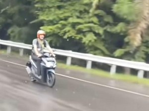 Momen Bule Naik Motor Nyasar Masuk Tol Makassar gegara Ikuti Google Maps