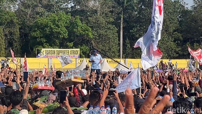 Calon Presiden Nomor 2 Prabowo Subianto langsung berjoget gemoy begitu tiba lokasi konser Indonesia Maju di Stadion Baharoeddin Siregar, Kabupaten Deli Serdang, Sumatera Utara. (Ahsanul Hikmah/detikSumut)