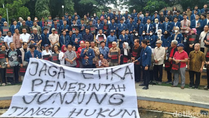 Civitas akademika Undip membacakan pernyataan sikap terkait konstelasi politik nasional di Taman Inspirasi Undip, Semarang, Rabu (7/2/2024).
