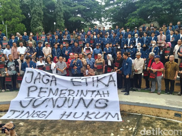 Civitas akademika Undip membacakan pernyataan sikap terkait konstelasi politik nasional di Taman Inspirasi Undip, Semarang, Rabu (7/2/2024).