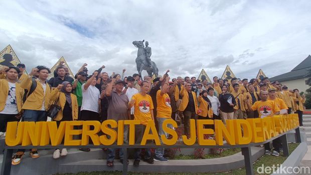 Civitas akademika Unsoed yang tergabung dalam Laskar Poetra Soedirman membacakan maklumat dalam pelaksanaan Pemilu, di depan patung Jenderal Soedirman, Banyumas, Rabu (7/2/2024).