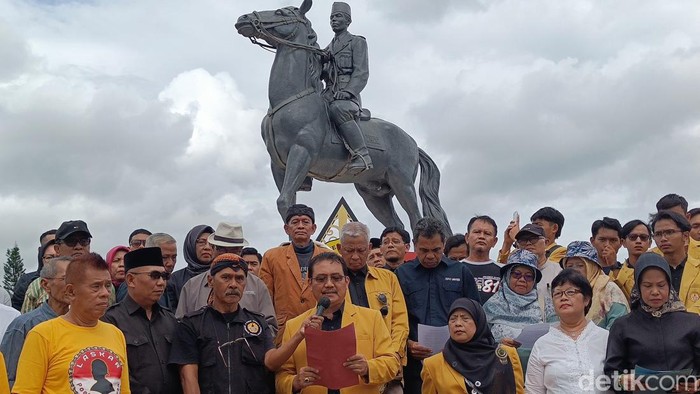 Civitas akademika Unsoed yang tergabung dalam Laskar Poetra Soedirman membacakan maklumat dalam pelaksanaan Pemilu, di depan patung Jenderal Soedirman, Banyumas, Rabu (7/2/2024).