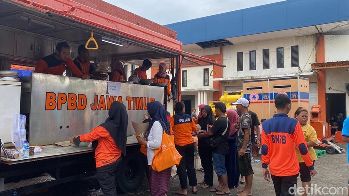 Dapur umum dan posko pengungsian yang dibuka BPBD Jatim di kawasan banjir Sidoarjo.