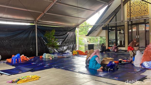 Dapur umum dan posko pengungsian yang dibuka BPBD Jatim di kawasan banjir Sidoarjo.