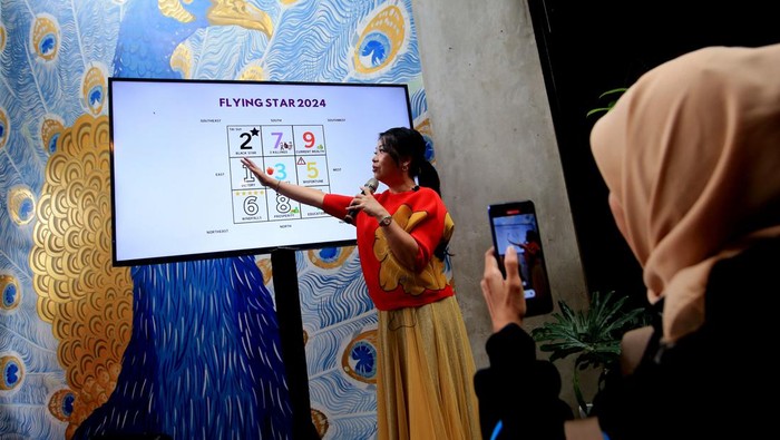 (Kiri ke kanan) Moderator, Head of Marketing MR.DIY Indonesia Ria Sutrisno, dan Ahli Feng Shui Lely Vy berbagi insight untuk meraih keberuntungan di Tahun Naga Kayu dengan menata ulang dekorasi rumah sesuai ilmu Feng-shui pada acara  Hoki Bareng MR.DIY di Jakarta, Rabu (07/2/2024).