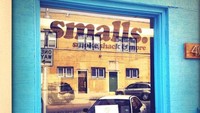 Ada lagi restoran Smalls yang menawarkan hidangan BBQ Smoke Shock dengan makanan Asia. Mereka juga menawarkan olahan daging lain, seperti brisket, iga, dan tahu. Foto: onlyinyourstate.com