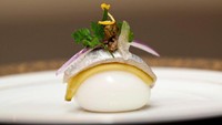 Datang ke sini pelanggan bisa mencicipi hidangan spesial mereka. Tema makanannya mencakup kuliner China modern hingga steak klasik. Salah satu yang disajikan telur rebus yang mirip seperti sushi ini. Foto: onlyinyourstate.com