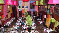 Karnaval menyajikan makanan terinspirasi Brazil. Konsepnya sangat berwarna. Sambil menikmati hidangan enak, pelanggan bisa menikmati performa live music dengan suasana energetik loh. Foto: onlyinyourstate.com