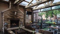 Di Chicago, Amerika Serikat, ada restoran Frontier yang yang punya banyak koleksi minuman beralkohol. Konsep restorannya pun seperti rumah kayu. Foto: onlyinyourstate.com