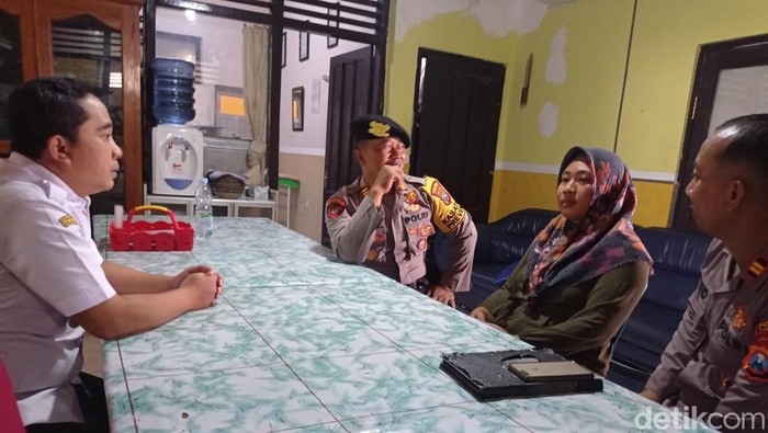 DS, ibu-ibu di Ponorogo saat diperiksa karena tuduhan pencurian perhiasan anak-anak TK