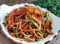 Duh! Pembeli Ini Buang Makanan di Atas Meja karena Ada Taoge di Dalamnya