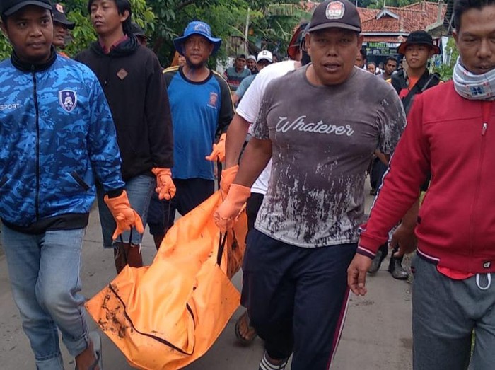 Evakuasi mayat bocah yang tenggelam di Sungai Nippon (Jepang) di Desa Sawojajar, Wanasari, Kabupaten Brebes, Rabu (7/2/2024) pagi.