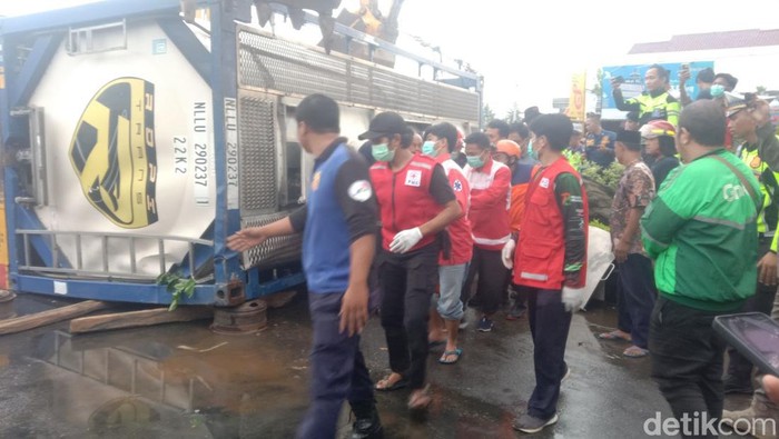 Evakuasi truk tangki terguling di Kebumen, Rabu (7/2/2024).